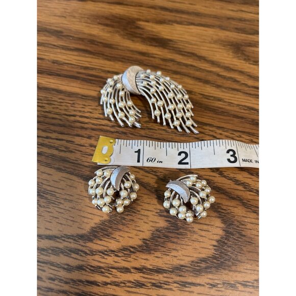 Crown Trifari faux pearl spray brooch and matching earrings vintage - Picture 7 of 7